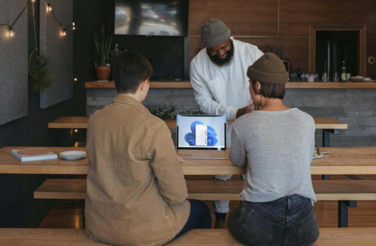 Equipo de halivonetra trabajando en análisis financiero con gráficos y datos en pantalla